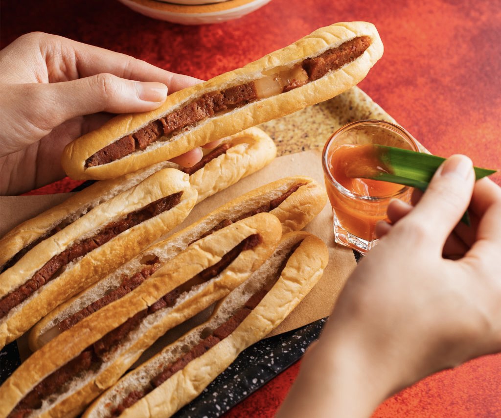 Bánh mì que gia truyền Hải Phòng chấm cùng tương ớt chuẩn vị