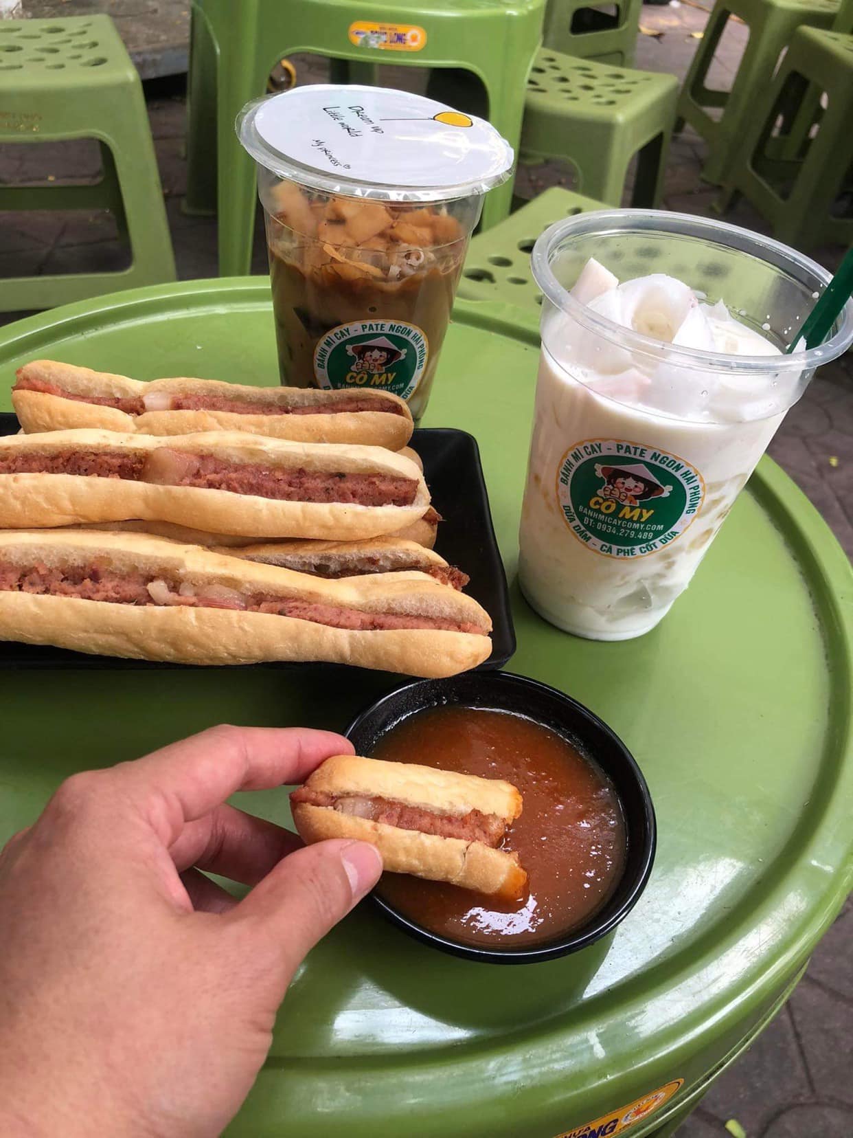 Nước chấm bánh mì que Hải Phòng có vị cay, pha thêm chút chua nhẹ