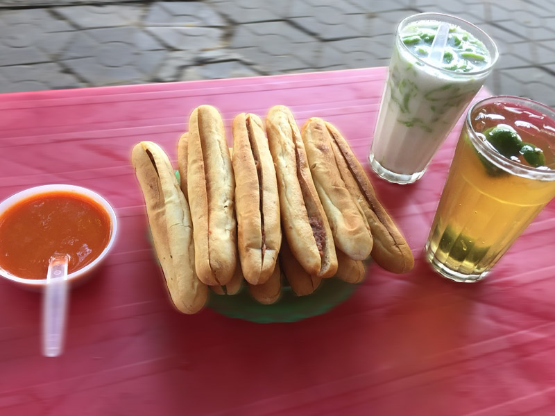 Bánh mì que cay ngon đúng điệu